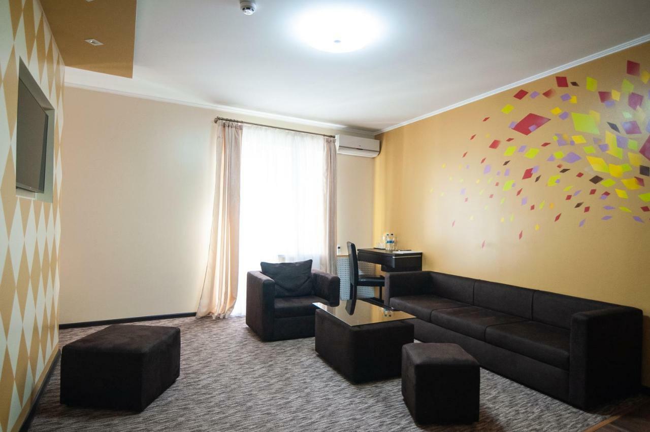 Rhombus Hotel Łuck Zewnętrze zdjęcie